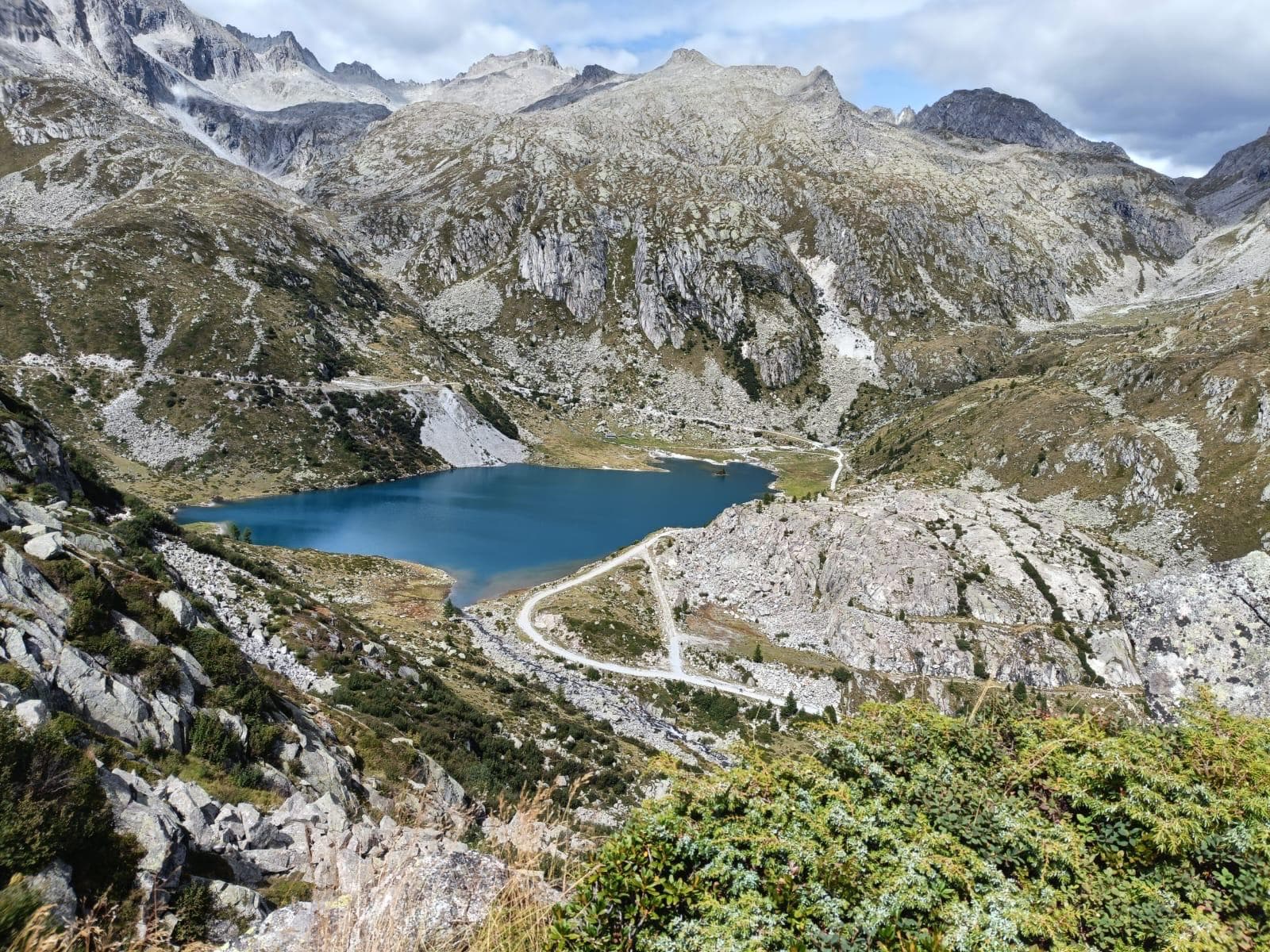 Lago alpino circondato dalle montagne