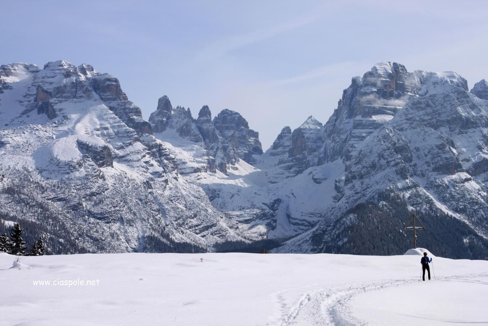 Ciaspolata tra le Dolomiti di Brenta innevate, vicino a Madonna di Campiglio